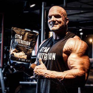 Bodybuilder mit Gym Nutrition Whey Protein